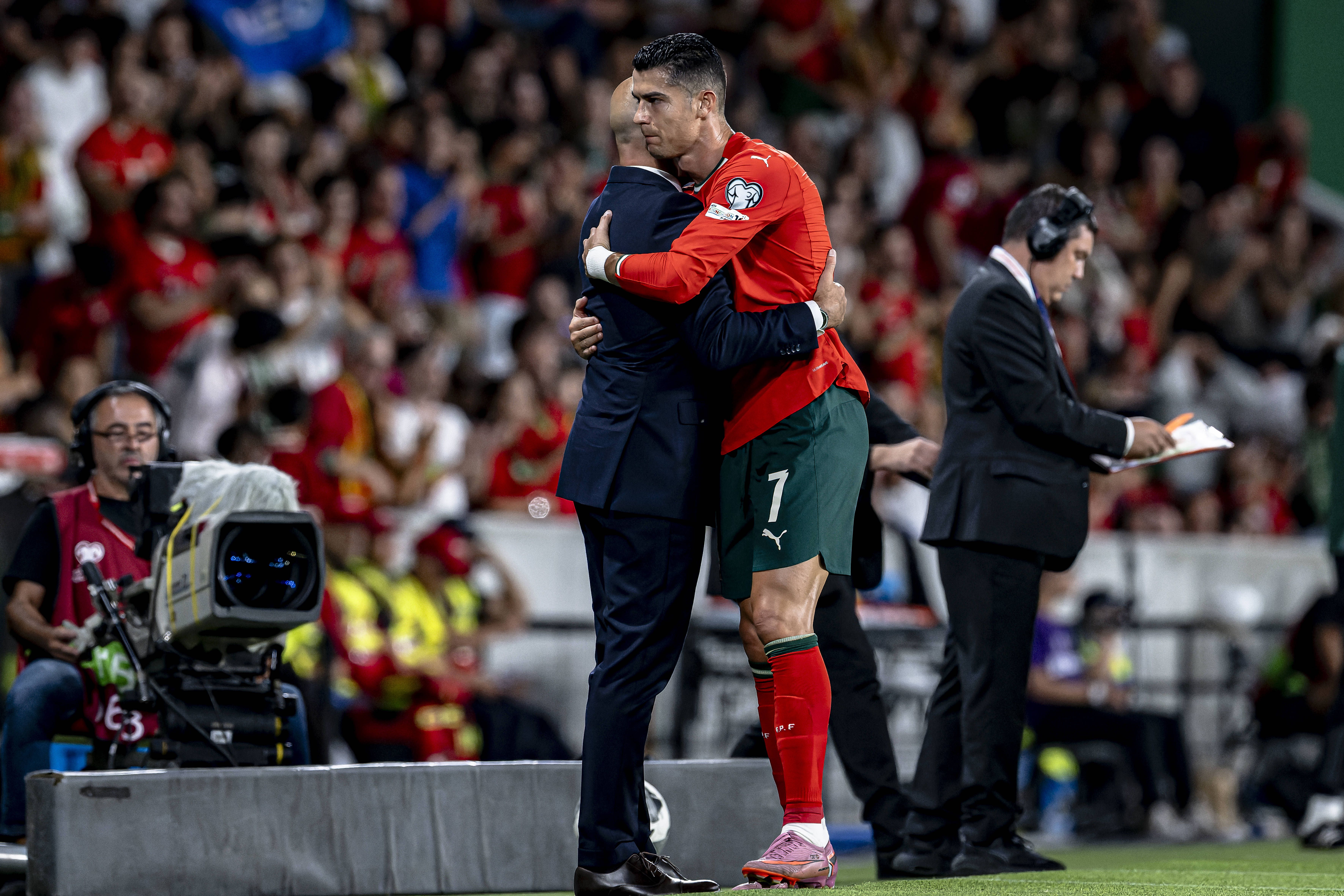 Cristiano Ronaldo a abraçar Roberto Martínez após bisar em Alvalade por Portugal