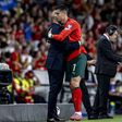 Cristiano Ronaldo a abraçar Roberto Martínez após bisar em Alvalade por Portugal