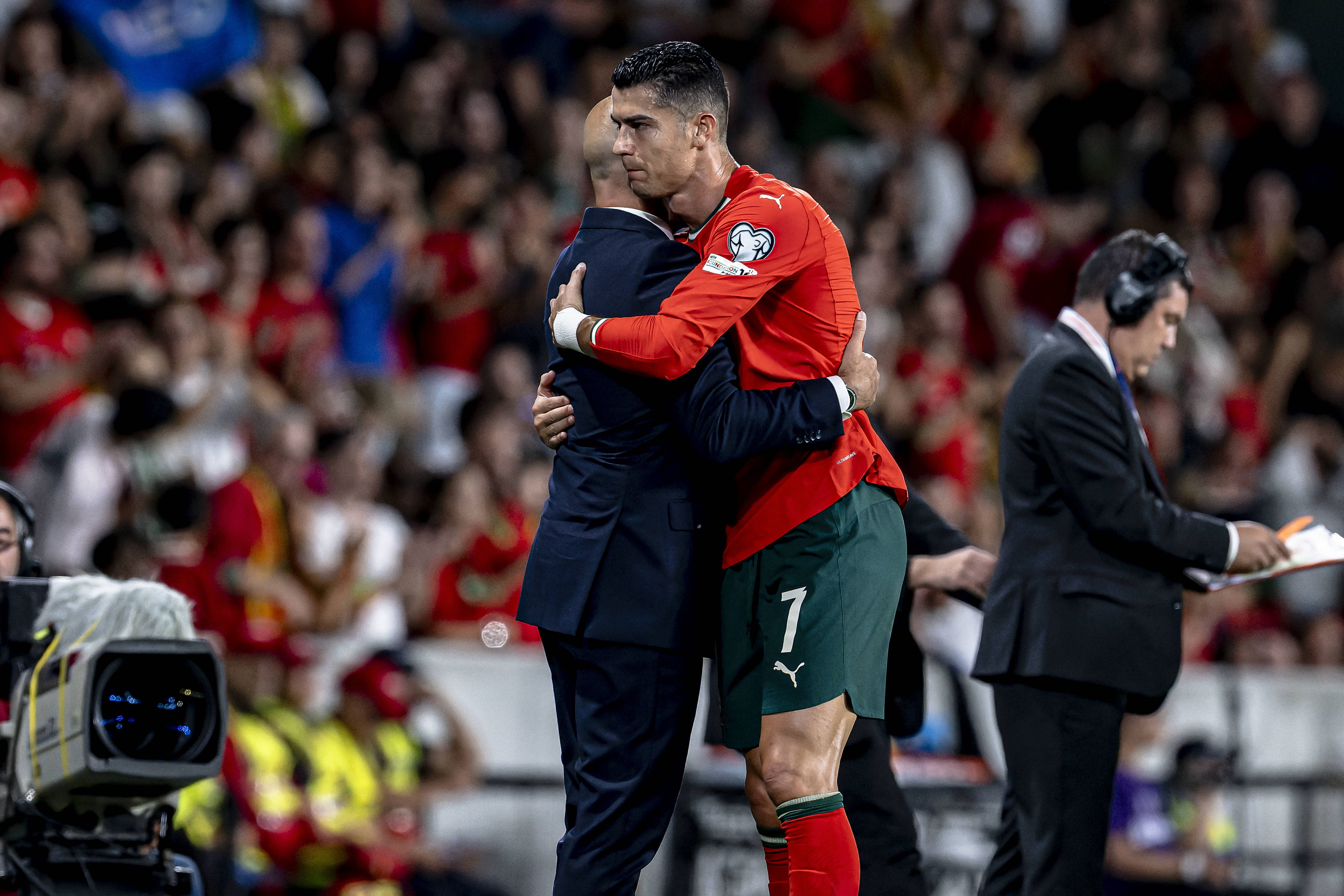 Cristiano Ronaldo a abraçar Roberto Martínez após bisar em Alvalade por Portugal