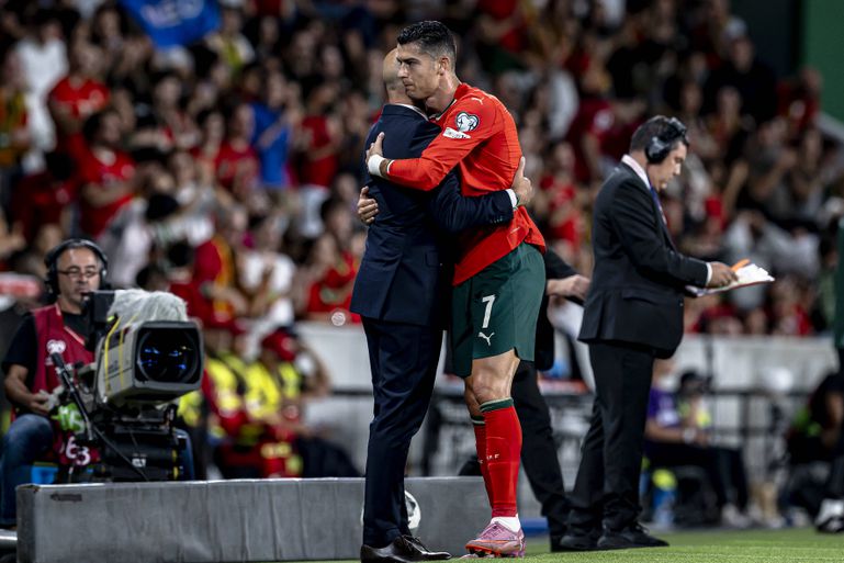 Cristiano Ronaldo a abraçar Roberto Martínez após bisar em Alvalade por Portugal
