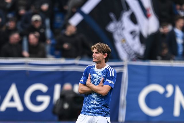 Como não desiste de segurar o médio que estremeceu a Serie A