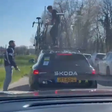 Dois homens  embriagados tentam assaltar carro da Visma na Coppi e Bartali (vídeo)