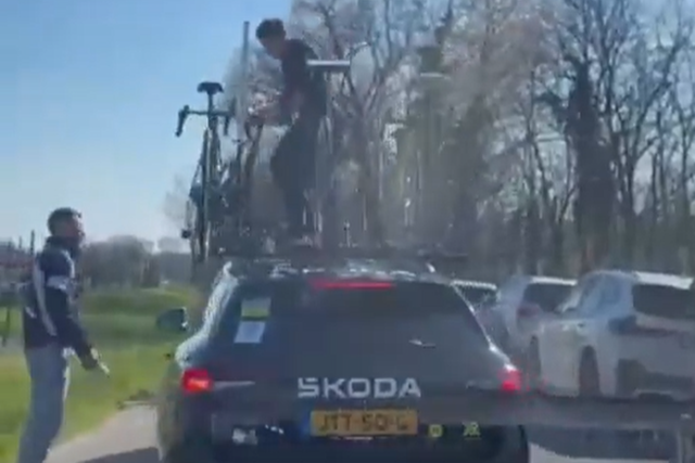 Dois homens  embriagados tentam assaltar carro da Visma na Coppi e Bartali (vídeo)