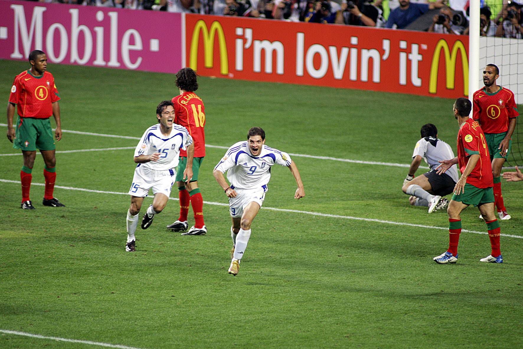 Angelos Charisteas fez o golo decisivo para a Grécia que derrotou Portugal na final do Euro 2004