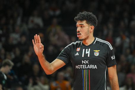 Benfica condena insultos racistas a Lucas França e enaltece postura do Espinho