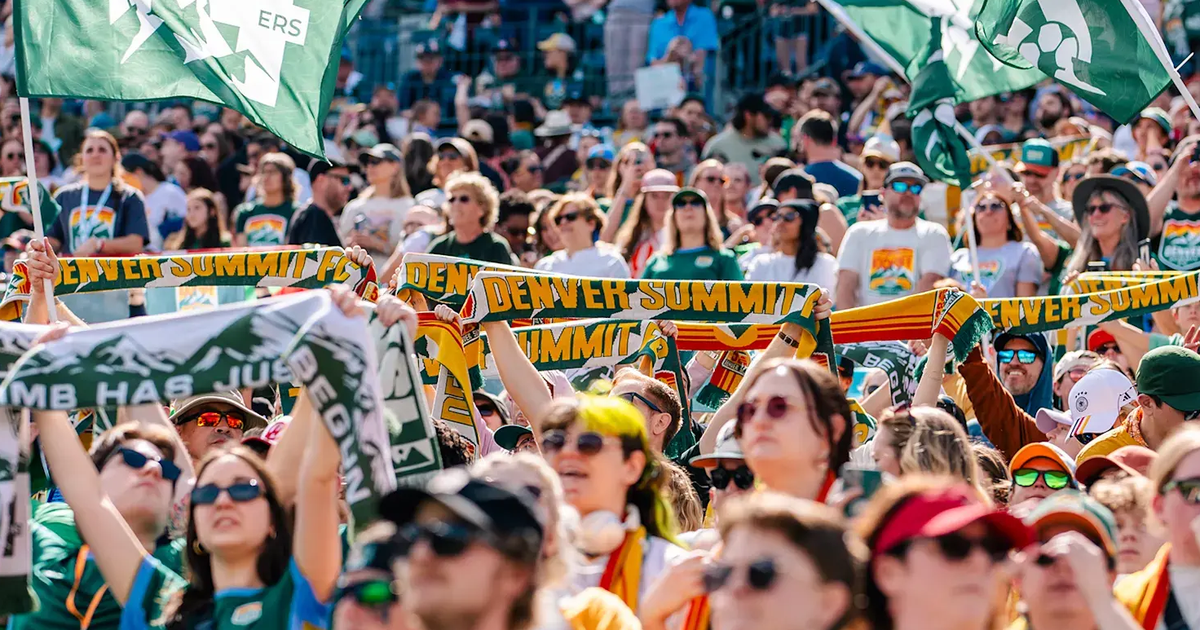 Denver Summit quebra recorde de assistência no jogo de estreia em casa