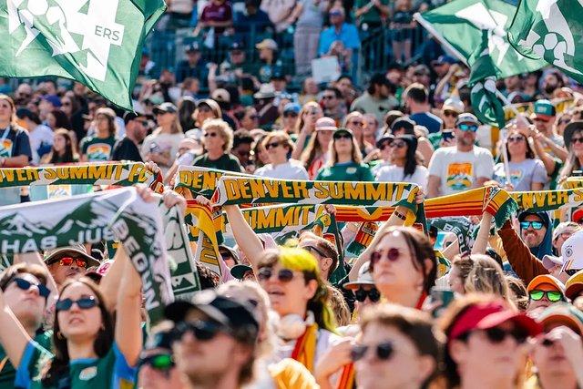 Denver Summit quebra recorde de assistência no jogo de estreia em casa