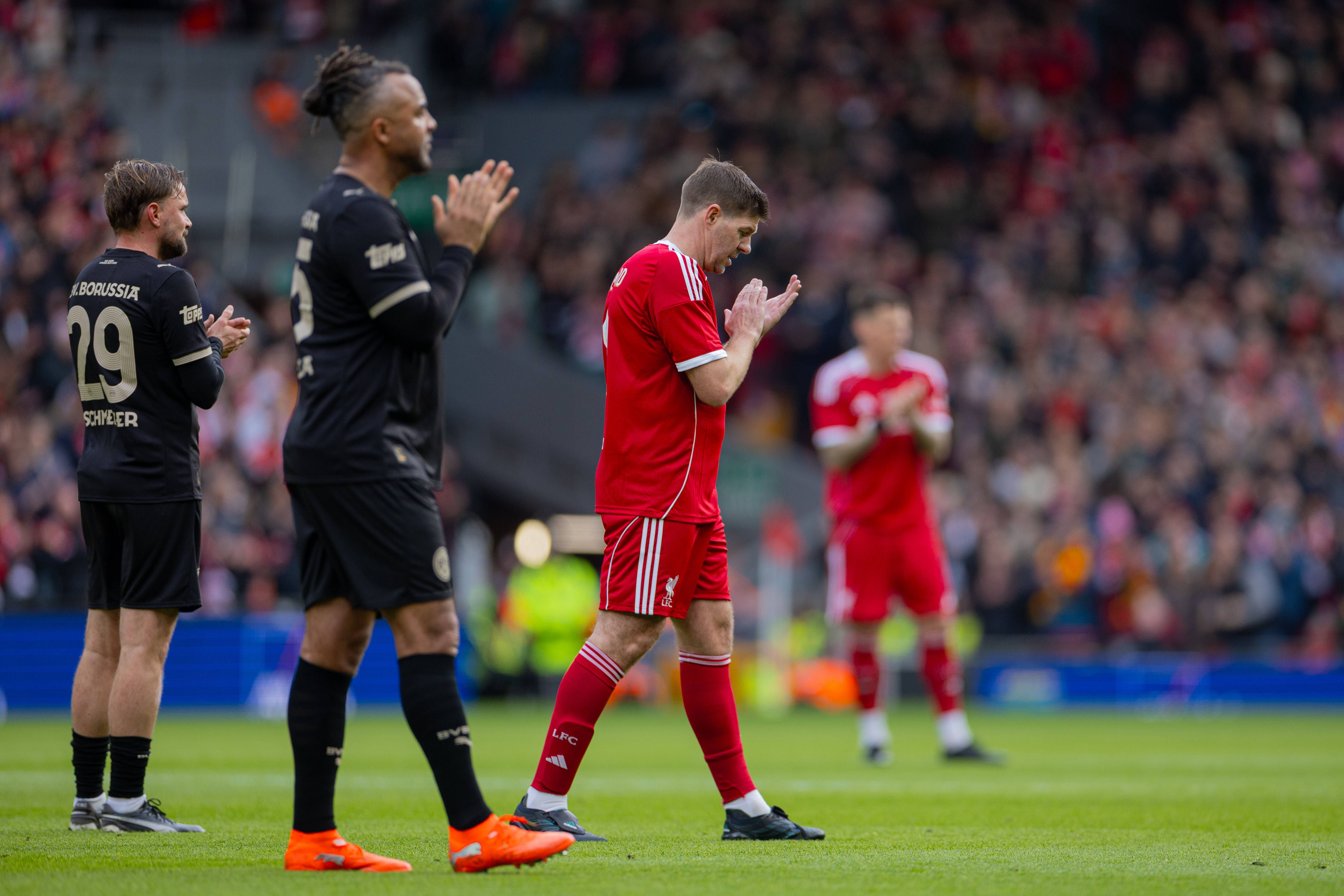 Anfield parou ao minuto 20 para homenagear Diogo Jota em jogo de lendas