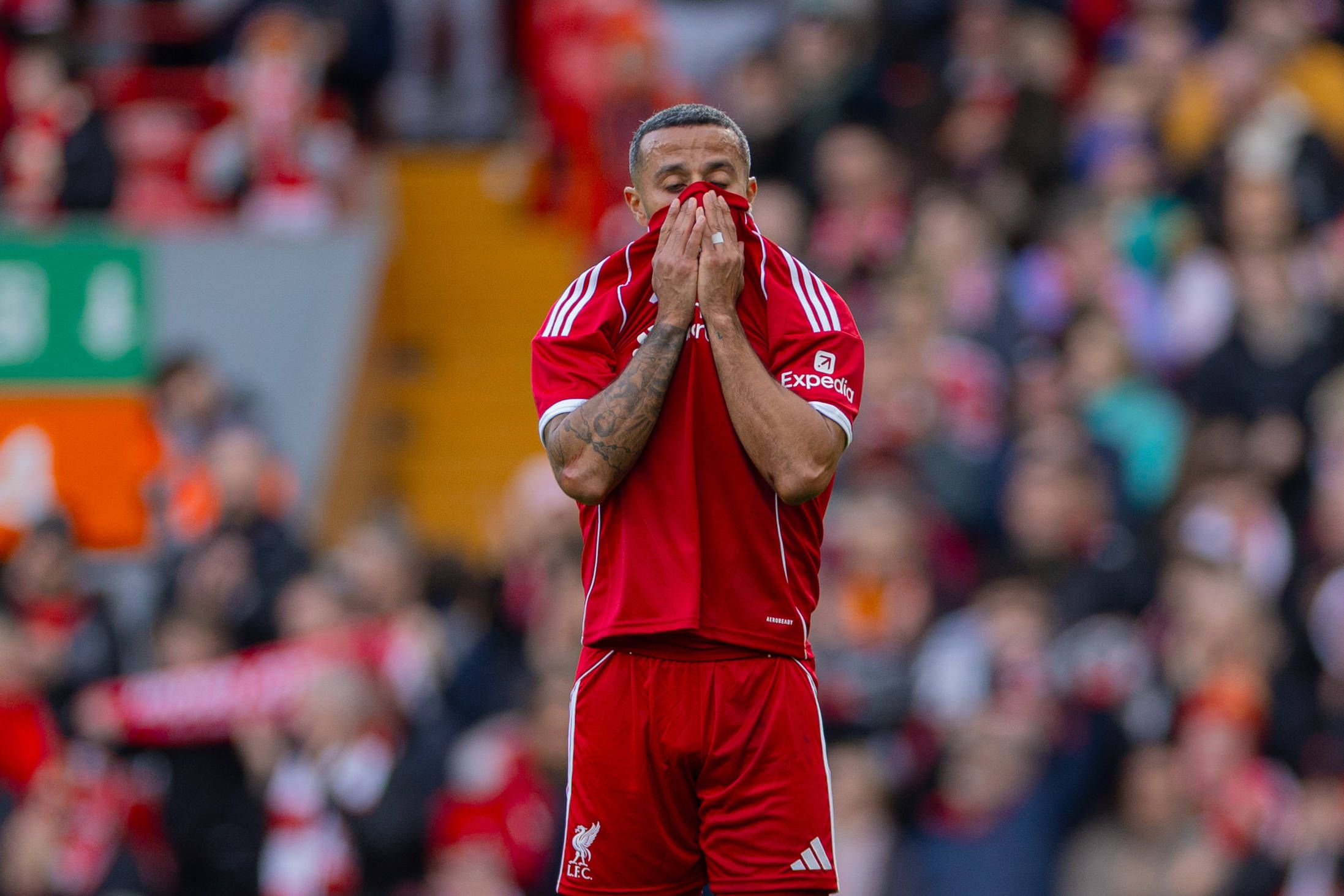 Anfield parou ao minuto 20 para homenagear Diogo Jota em jogo de lendas
