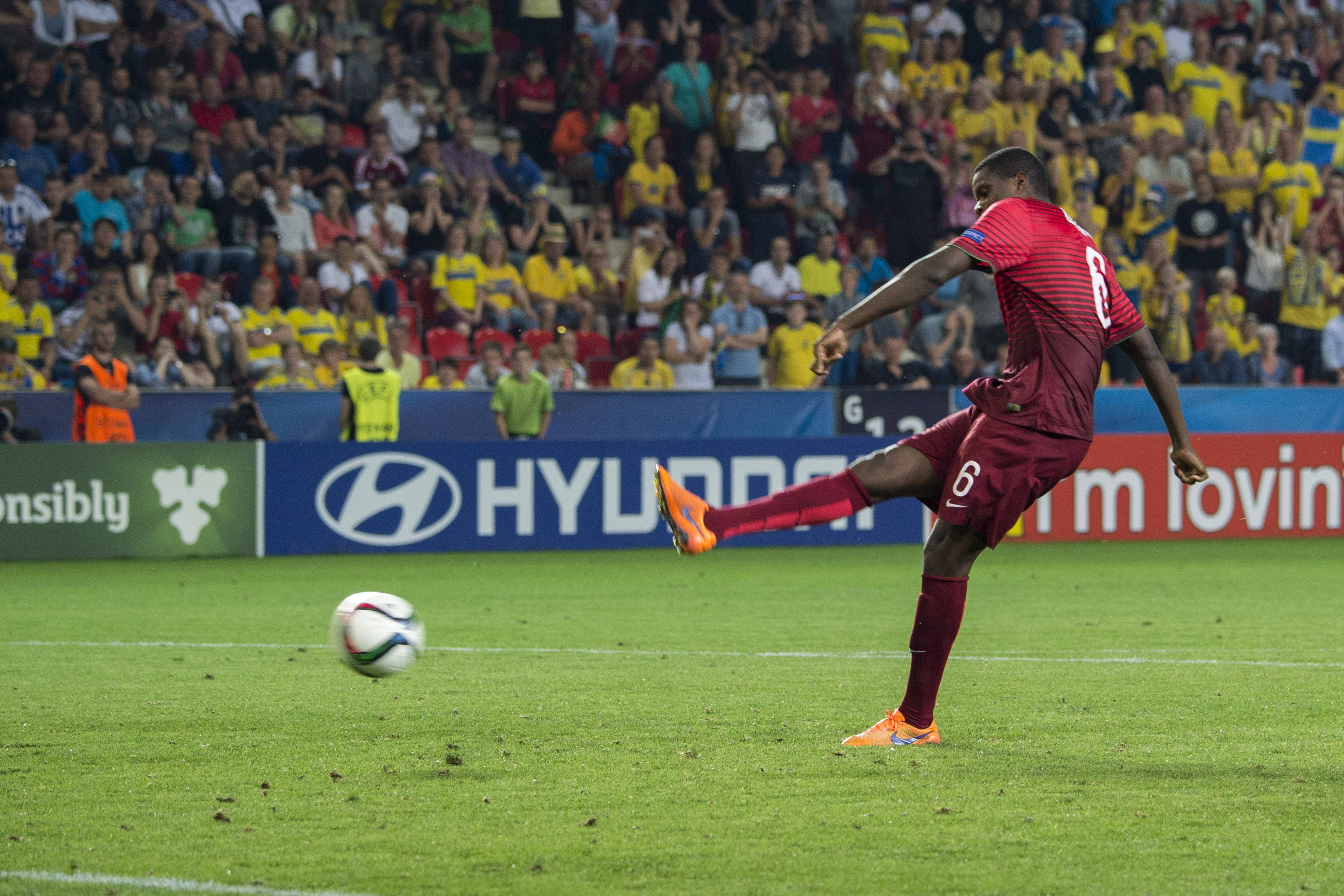 William Carvalho falhou penálti no desempate com a Suécia, na final do Euro sub-21, em 2015, assim como Esgaio
