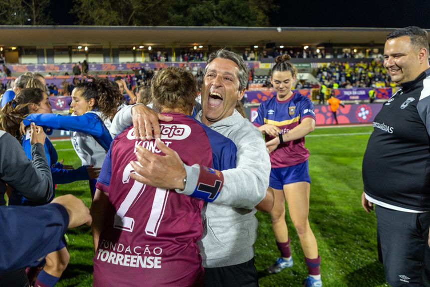 Gonçalo Nunes festeja com Gerda Konst, autora do golo que valeu a Taça da Liga ao Torreense - Foto: FPF