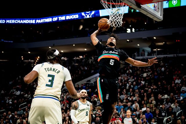 Stephon Castle foi a figura do jogo, com um triplo-duplo de 22 pontos, 10 assistências e 10 ressaltos