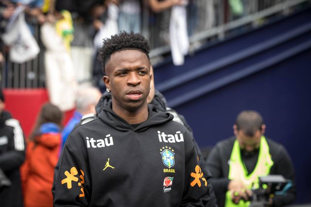 Vinícius Júnior com o equipamento de treino do Brasil (IMAGO)