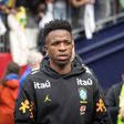 Vinícius Júnior com o equipamento de treino do Brasil (IMAGO)