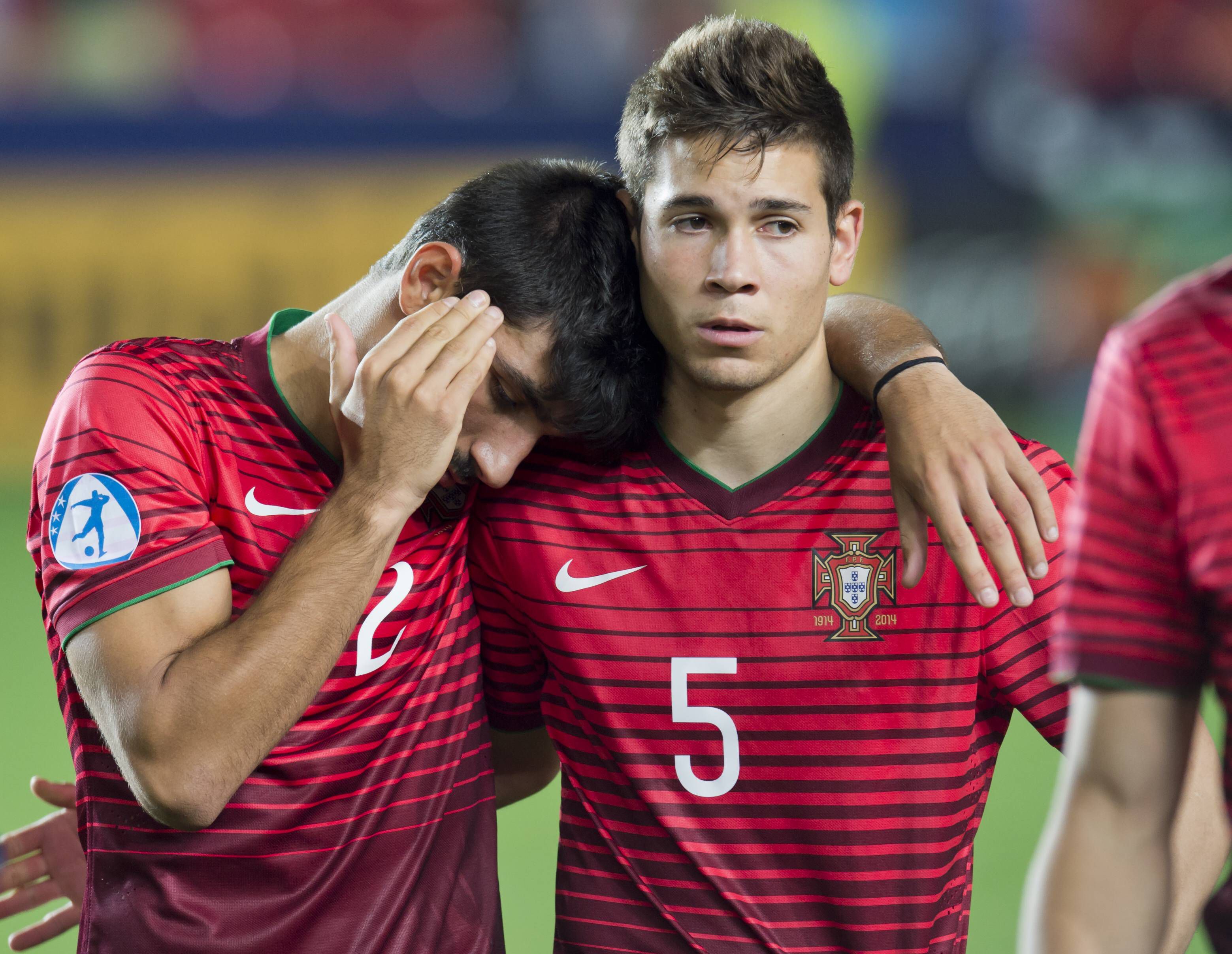 Desilusão de Esgaio e Raphael Guerreiro após derrota de Portugal com Suécia, na final do Euro sub-21, em 2015