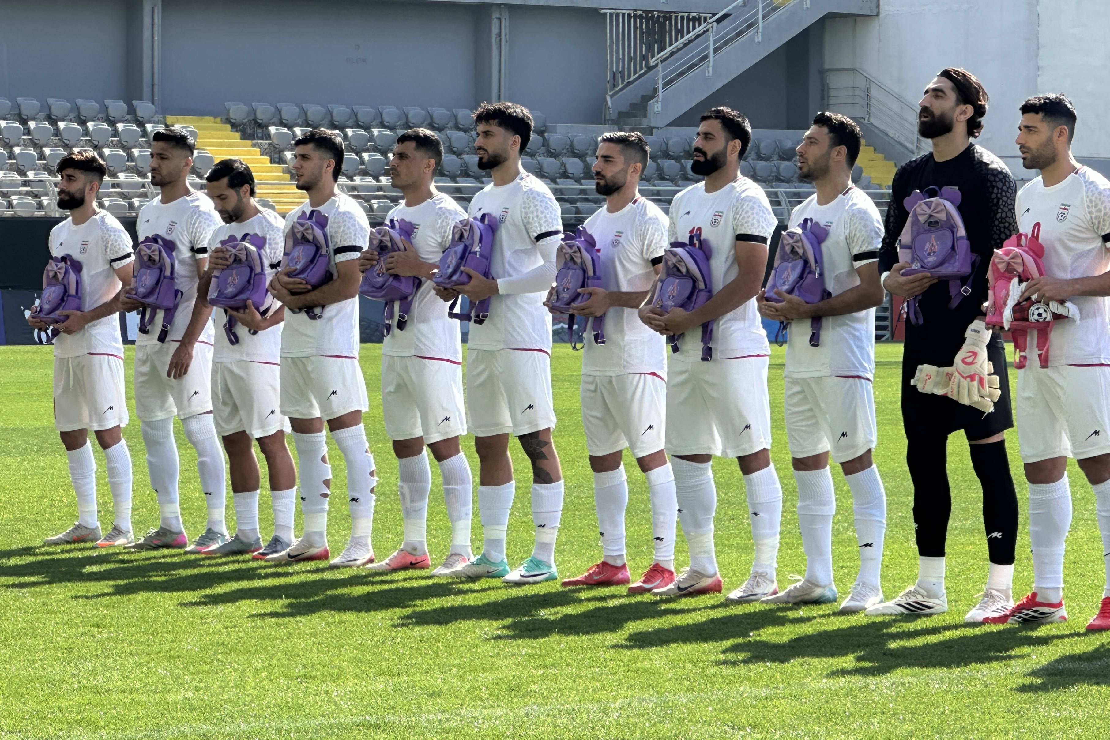 Jogadores do Irão durante o hino nacional contra a Nigéria