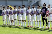 Jogadores do Irão durante o hino nacional contra a Nigéria