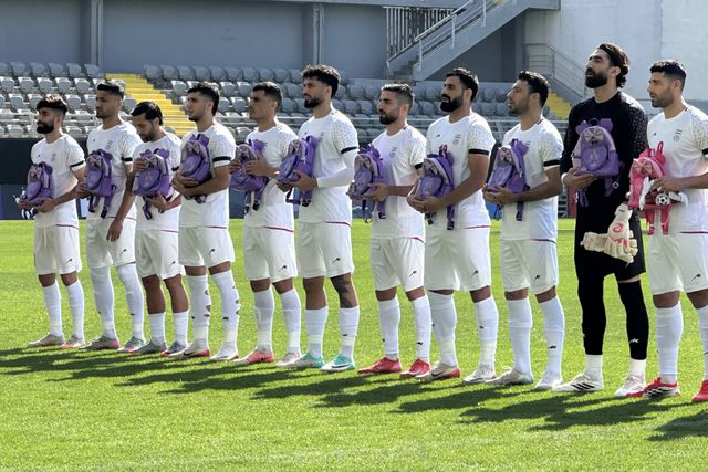 Jogadores do Irão durante o hino nacional contra a Nigéria