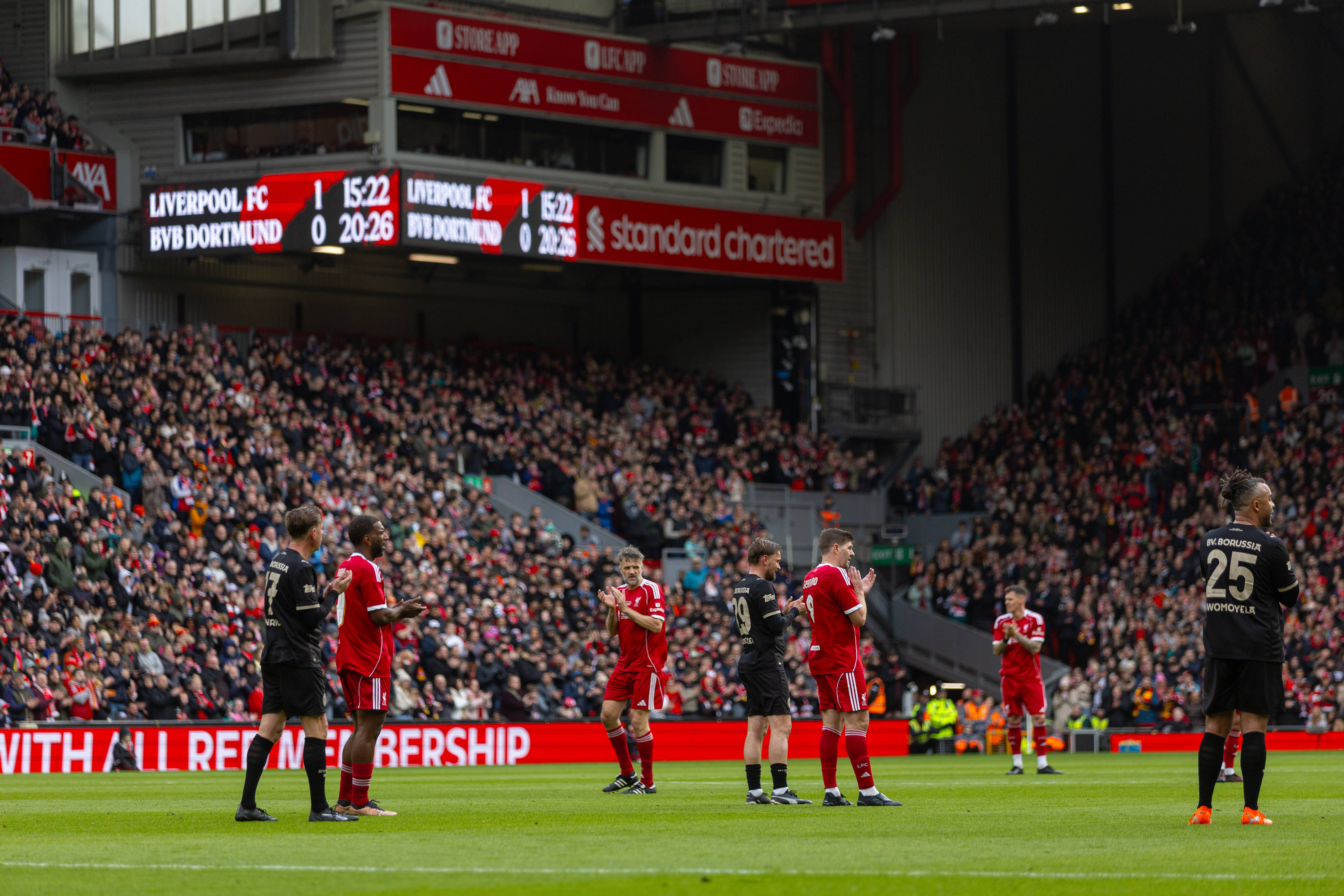 Anfield parou ao minuto 20 para homenagear Diogo Jota em jogo de lendas