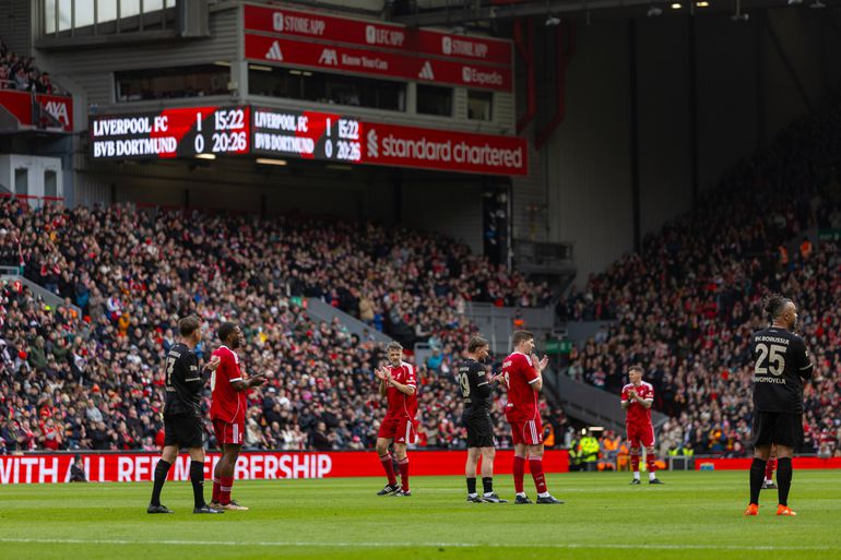 Anfield parou ao minuto 20 para homenagear Diogo Jota em jogo de lendas