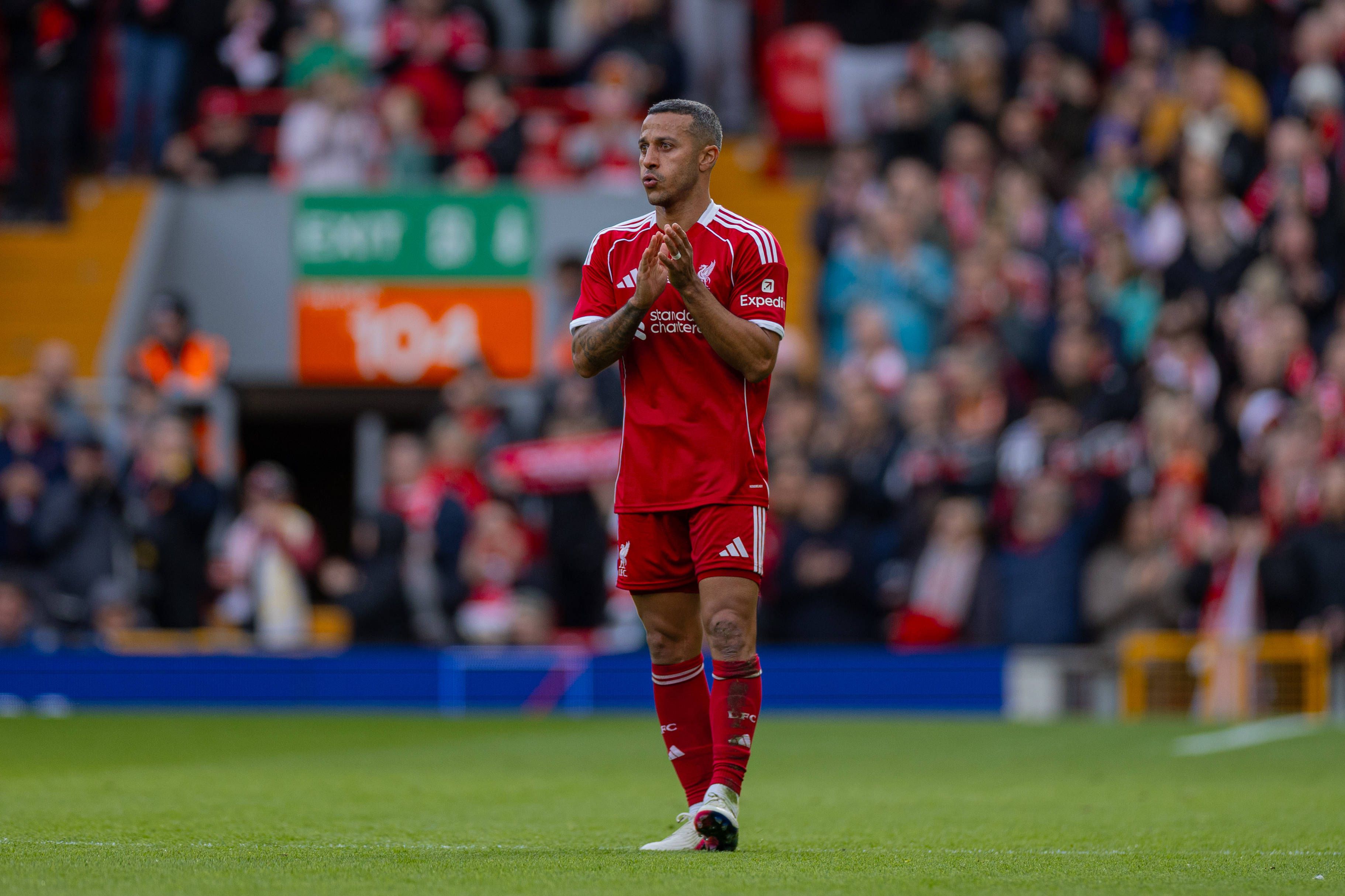 Anfield parou ao minuto 20 para homenagear Diogo Jota em jogo de lendas