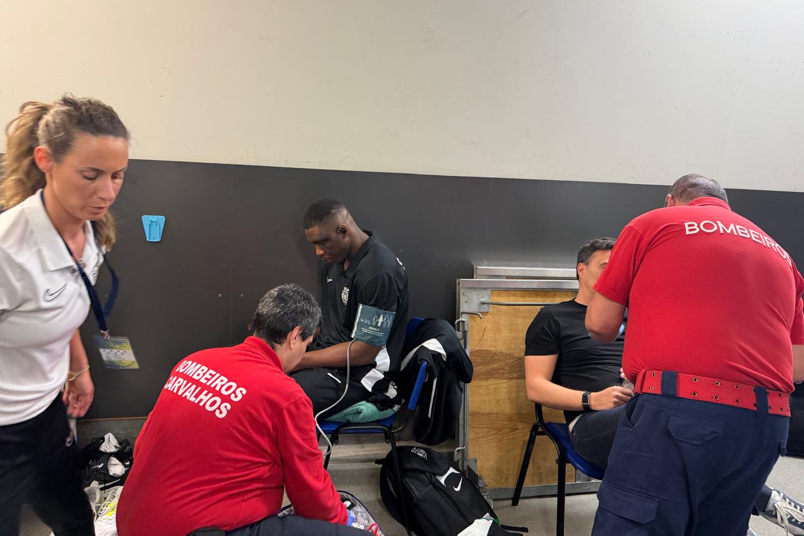 Moga e Ricardo Costa a serem assistidos no Dragão Arena antes do jogo em que não participaram. DR