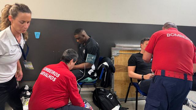 Moga e Ricardo Costa a serem assistidos no Dragão Arena antes do jogo em que não participaram. DR