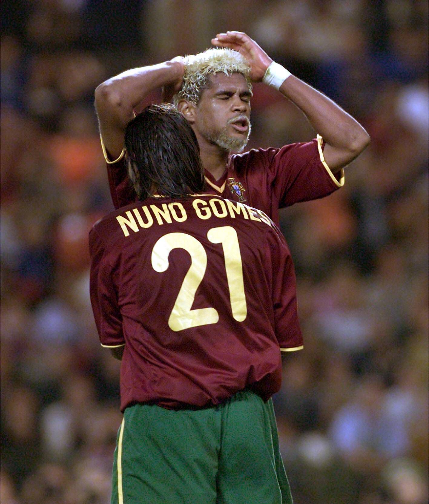 Reação de Abel Xavier depois de ver assinalada grande penalidade para França. Uma bola na mão do português ditou o destino da Seleção