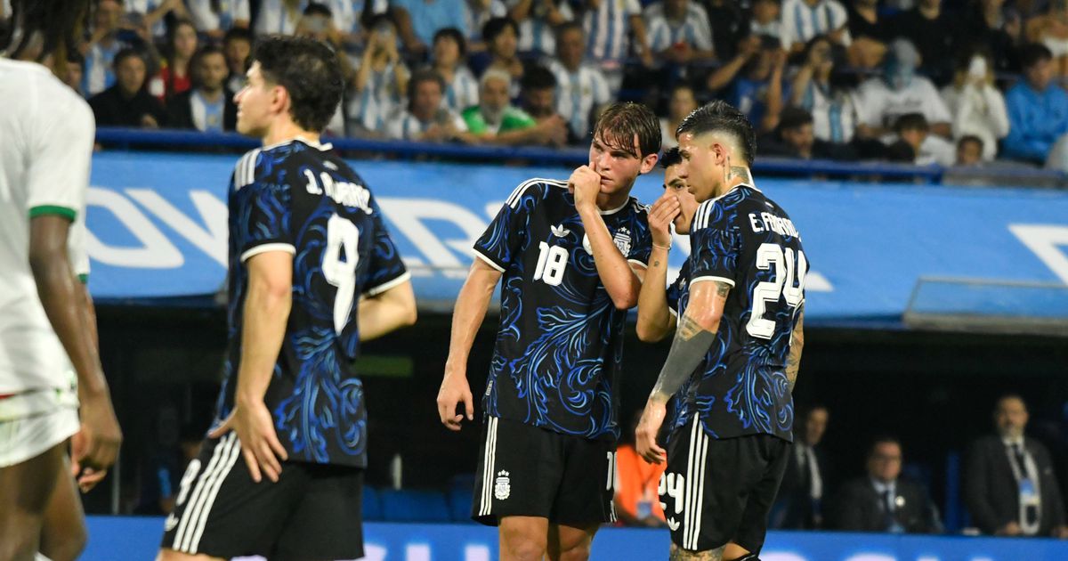 Argentina discreta na Bombonera sem Otamendi e com 45 minutos de Messi