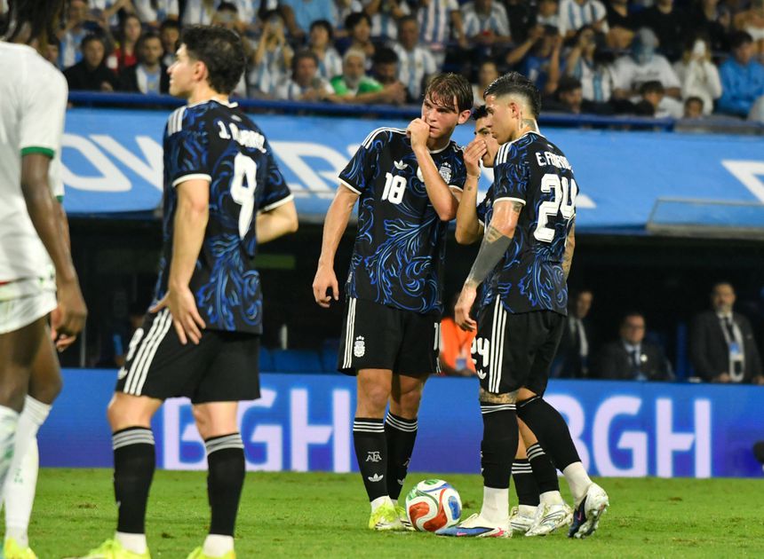 Nicolas Paz, Enzo Fernandez e Thiago Almada no encontro particular da Argentina com a Mauritânia