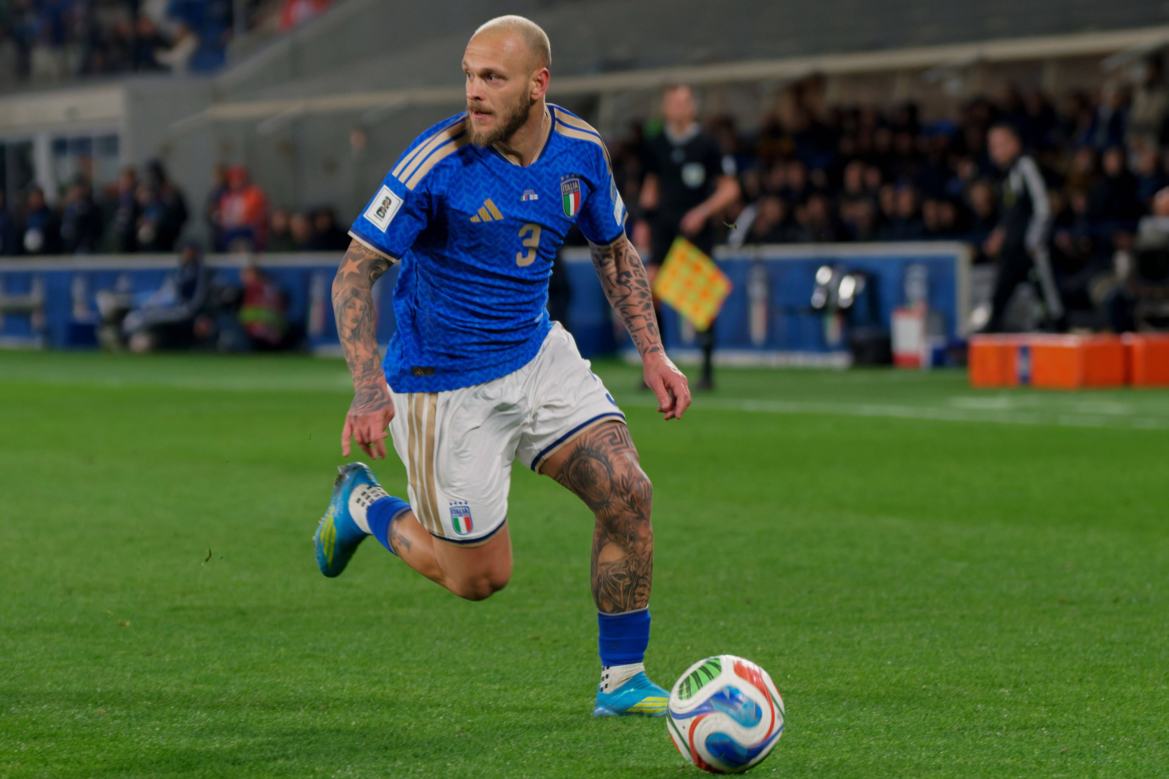 Dimarco em ação pela seleção de Itália