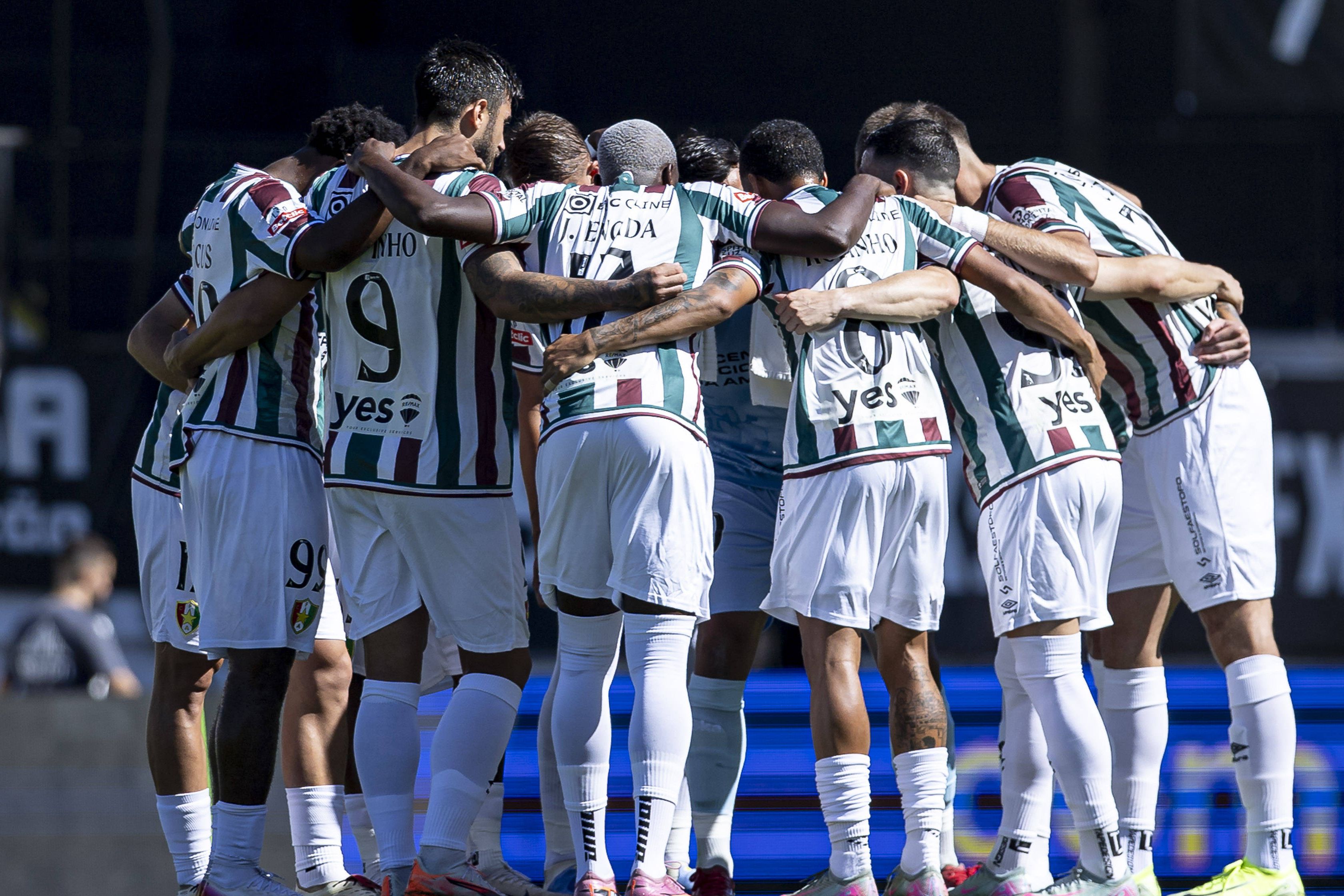 Extremo cabo-verdiano e médio português aceitaram discutir as prorrogações dos vínculos, mas ainda não assinaram