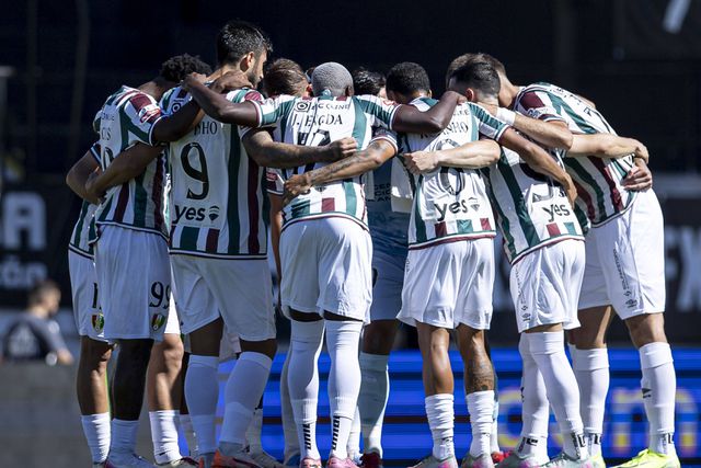 Extremo cabo-verdiano e médio português aceitaram discutir as prorrogações dos vínculos, mas ainda não assinaram