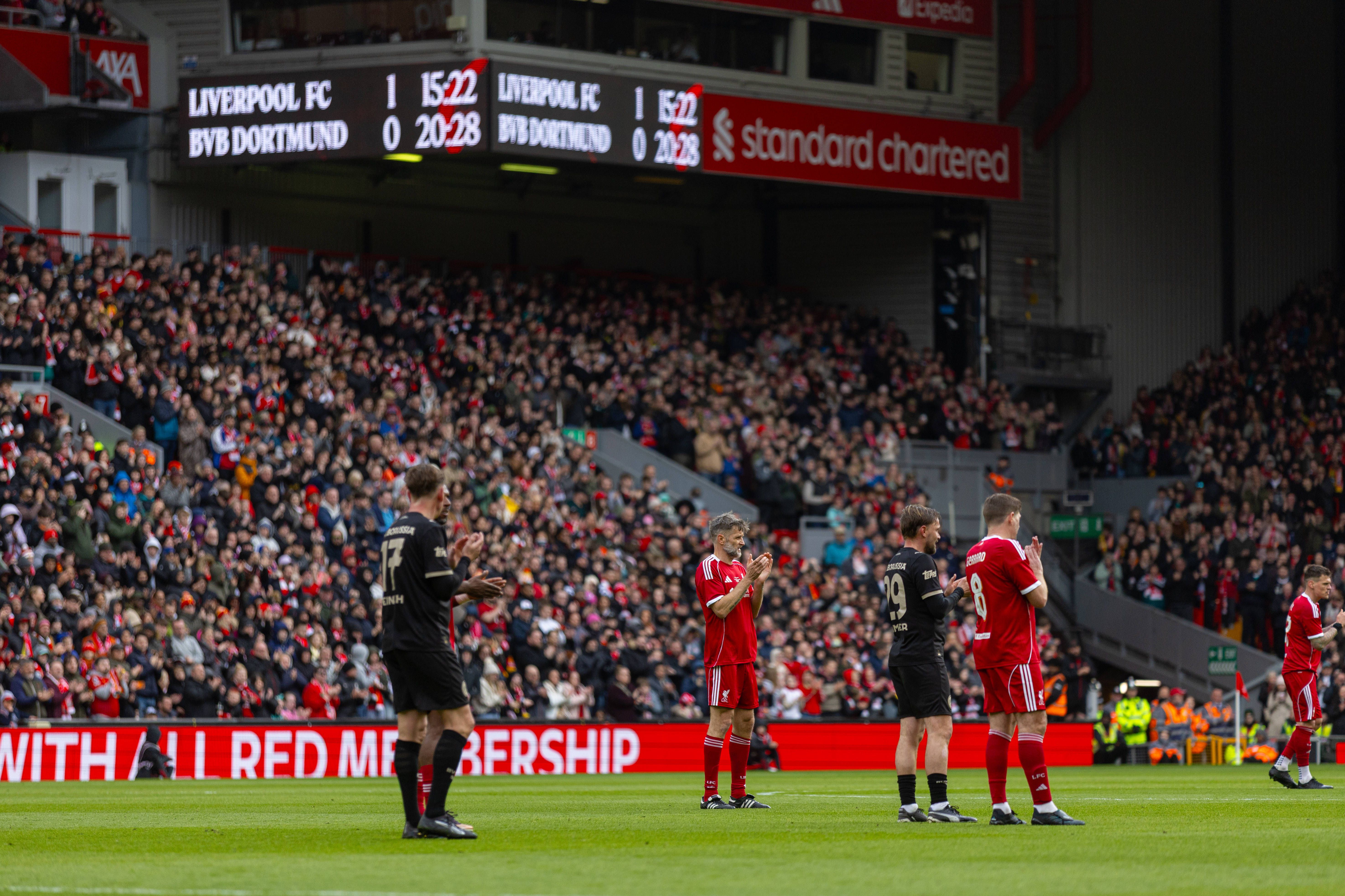 Anfield parou ao minuto 20 para homenagear Diogo Jota em jogo de lendas
