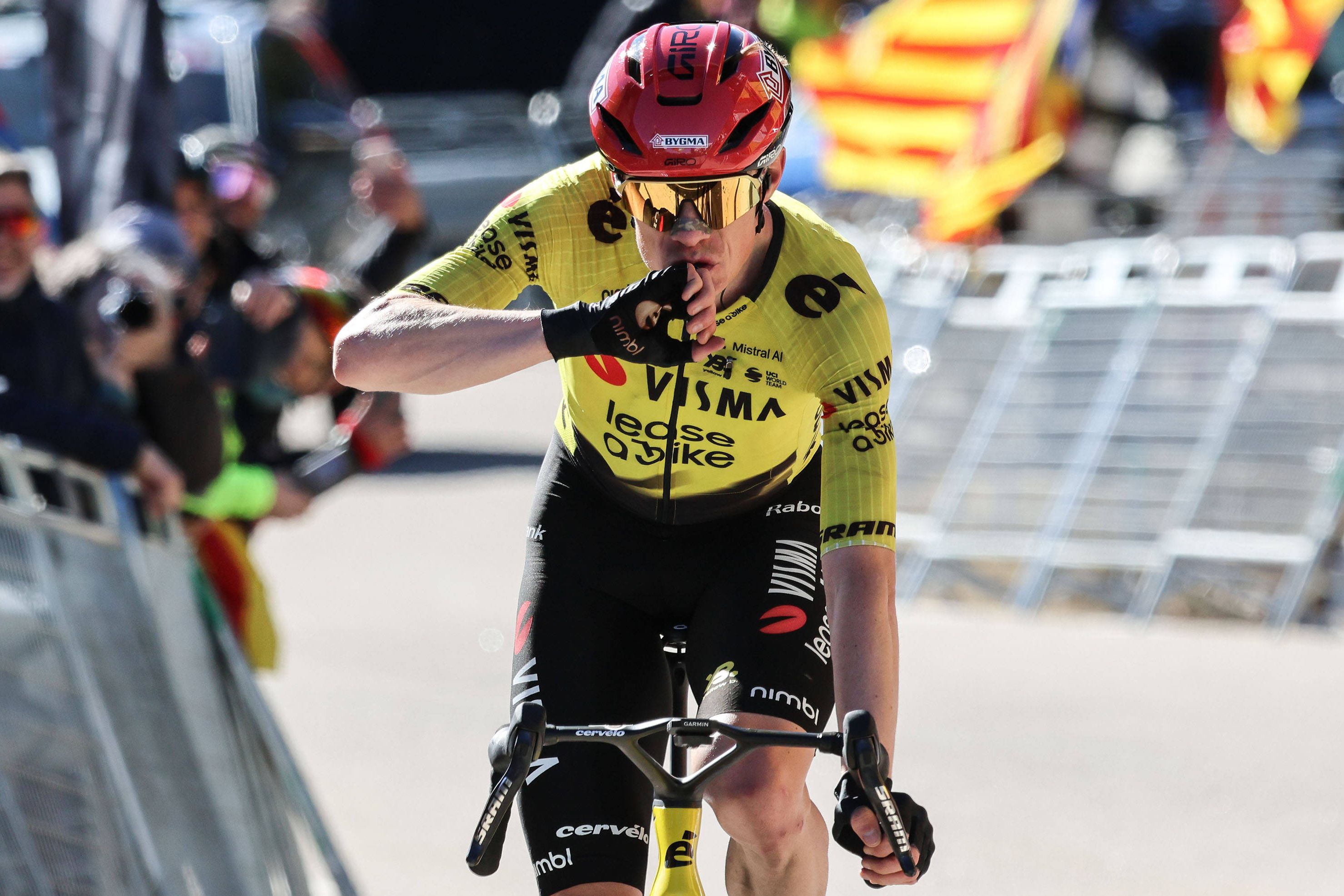 Jonas Vingegaard, mais um beijo para a vitória de uma etapa       Fotografia Imago