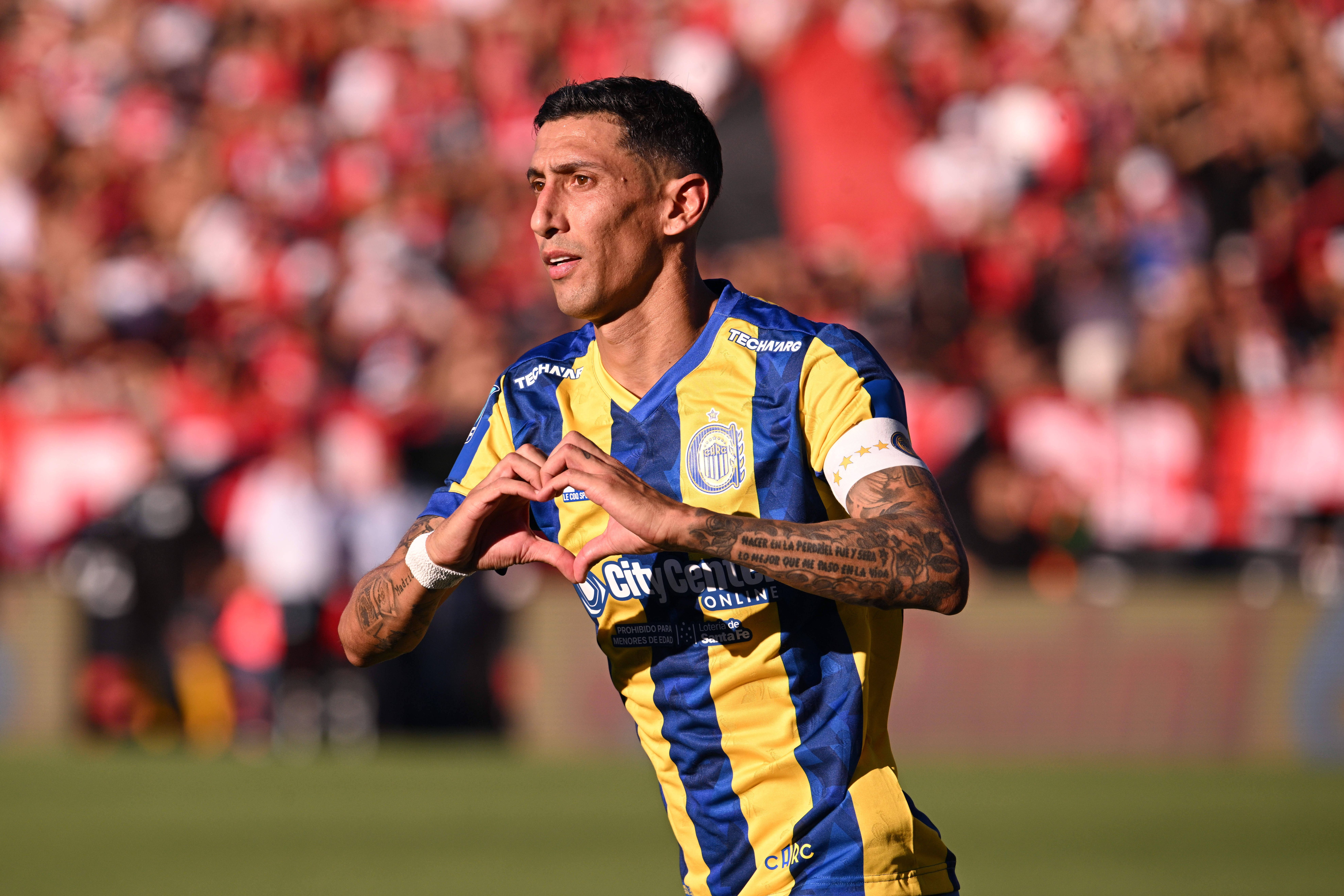 Di María a festejar golo pelo Rosario Central