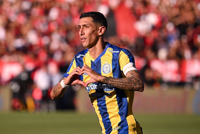 Di María a festejar golo pelo Rosario Central