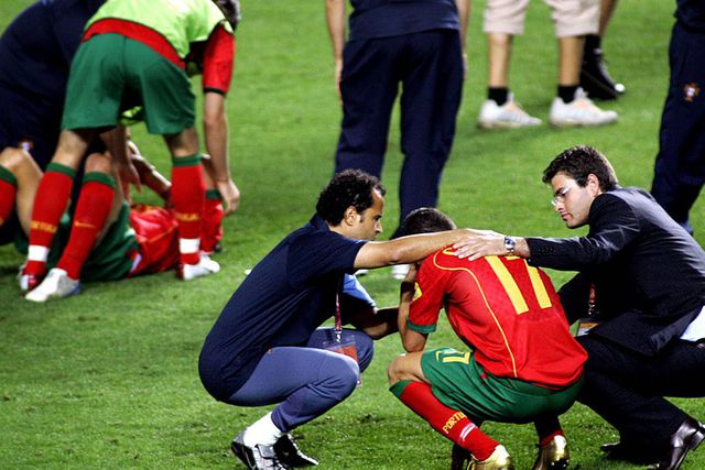 Ronaldo em lágrimas depois da derrota com Grécia na final do Euro 2004