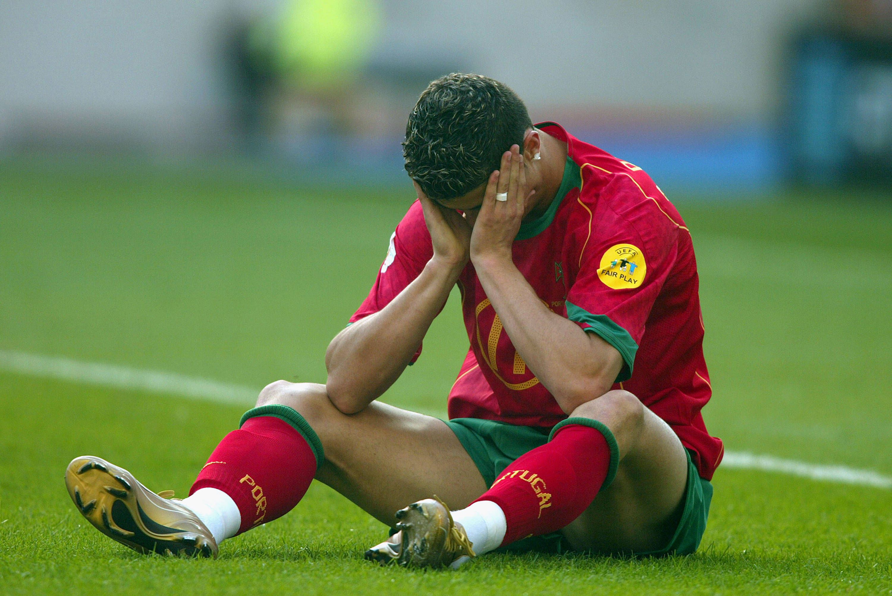 Cristiano Ronaldo saltou do banco para marcar o golo de Portugal diante da Grécia, por 1-2, no Dragão. CR7 não escondeu a desilusão após a derrota a abrir o Euro 2004