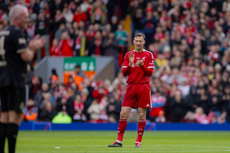 Anfield parou ao minuto 20 para homenagear Diogo Jota em jogo de lendas