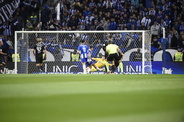 Vídeo: Falhanço incrível de Israel e Evanilson faz o primeiro do FC Porto