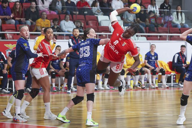 Benfica falha acesso à final da Taça Europeia nos últimos segundos