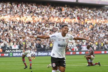 Corinthians, de António Oliveira, vence Fluminense