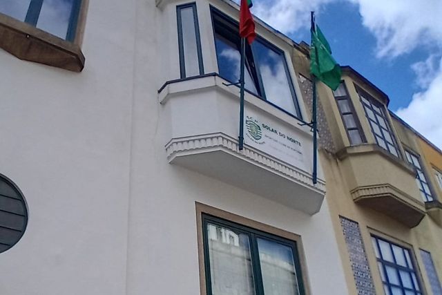 Fachada de Núcleo do Sporting no Porto vandalizada