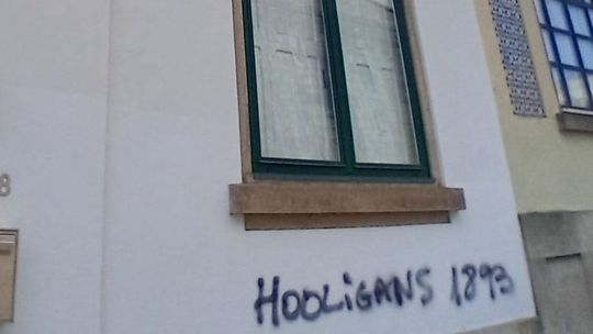 Fachada da Casa do Sporting no Porto vandalizada