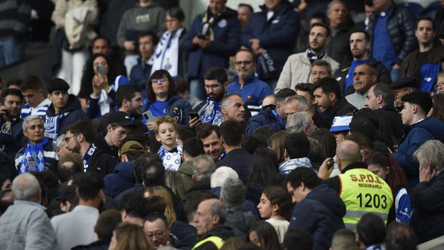 Villas-Boas engolido pela multidão na chegada ao Dragão