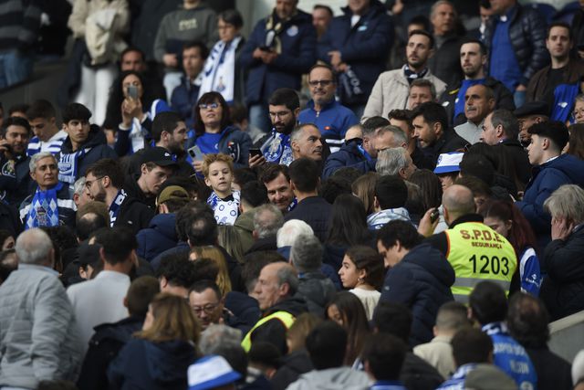 Villas-Boas engolido pela multidão na chegada ao Dragão