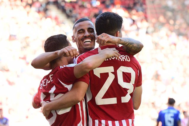 Olympiakos goleia com dois golos portugueses
