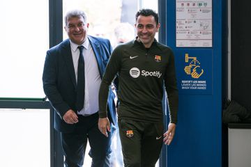 Xavi admite empréstimo de Vítor Roque e 'segura' De Jong