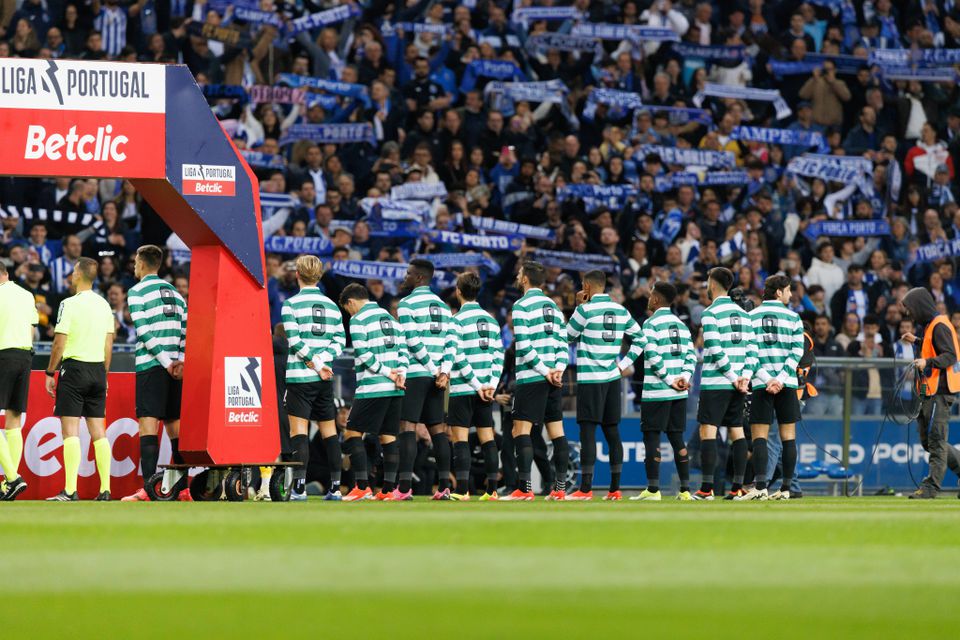 Manuel Fernandes homenageado pelo Sporting no Dragão